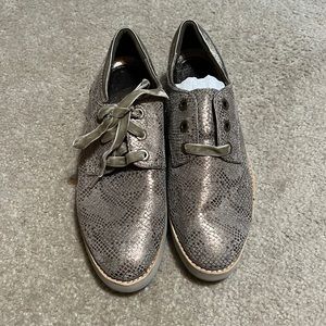 NEVER BEEN WORN!!!!! Johnston & Murphy Grey metallic shoes.  Size 10.